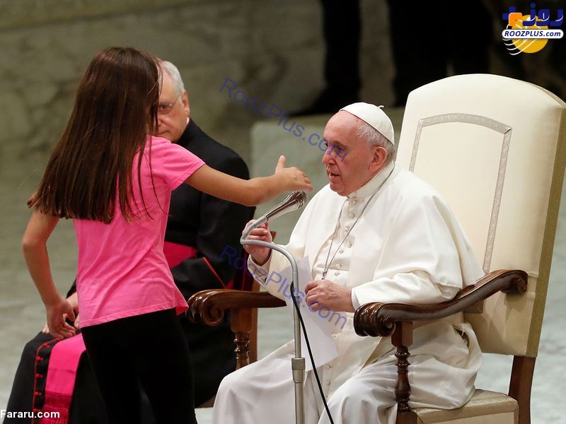 حرکات عجیب یک دختر مقابل پاپ! +عکس