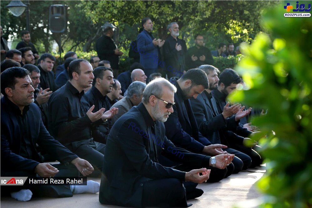 عزاداری علی لاریجانی در جوار مقبره شهدای گمنام+عکس