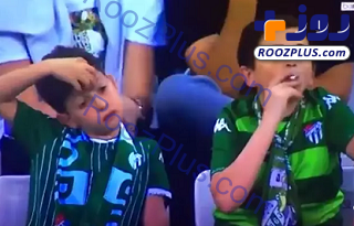 سیگار کشیدن کودک ۱۰ ساله هنگام تماشای فوتبال+عکس