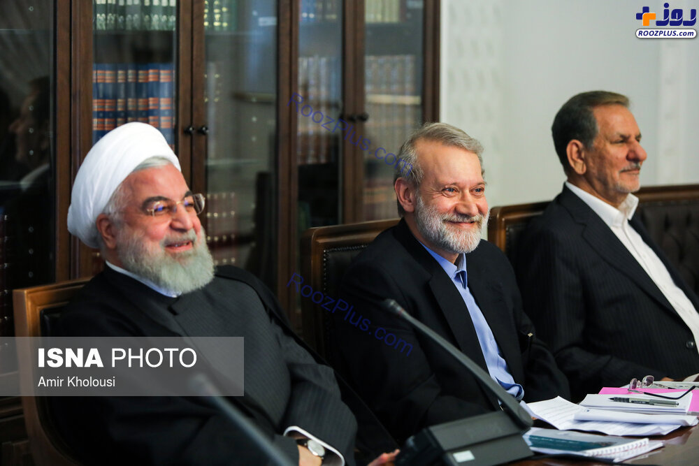 عکس/خنده های روحانی و لاریجانی در جلسه اقتصادی سران قوا