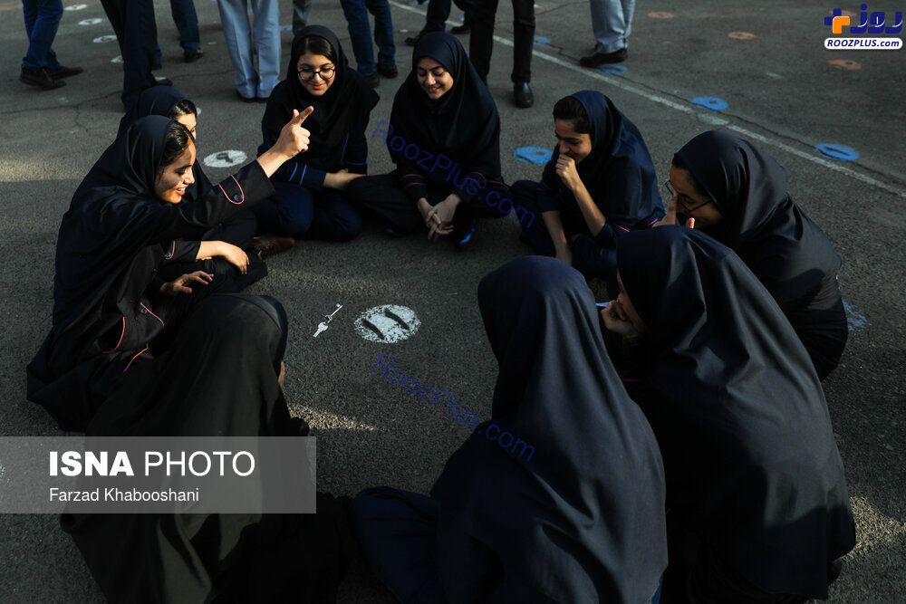 عکس/کلید بازی دختران در مدرسه ای که روحانی زنگ آن را نواخت!