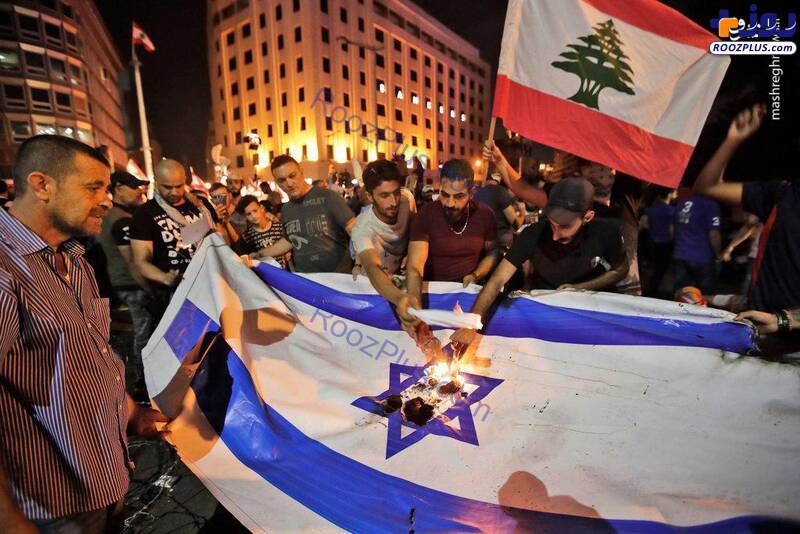 آتش زدن پرچم اسرائیل توسط معترضان لبنان +عکس