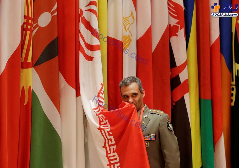 عکس/یک نظامی ایرانی در حال بوسیدن پرچم ایران در حاشیه اجلاس امنیتی چین