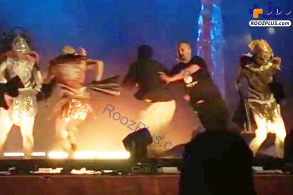 حمله ناگهانی مرد مسلح به بازیگران یک نمایش زنده! +عکس