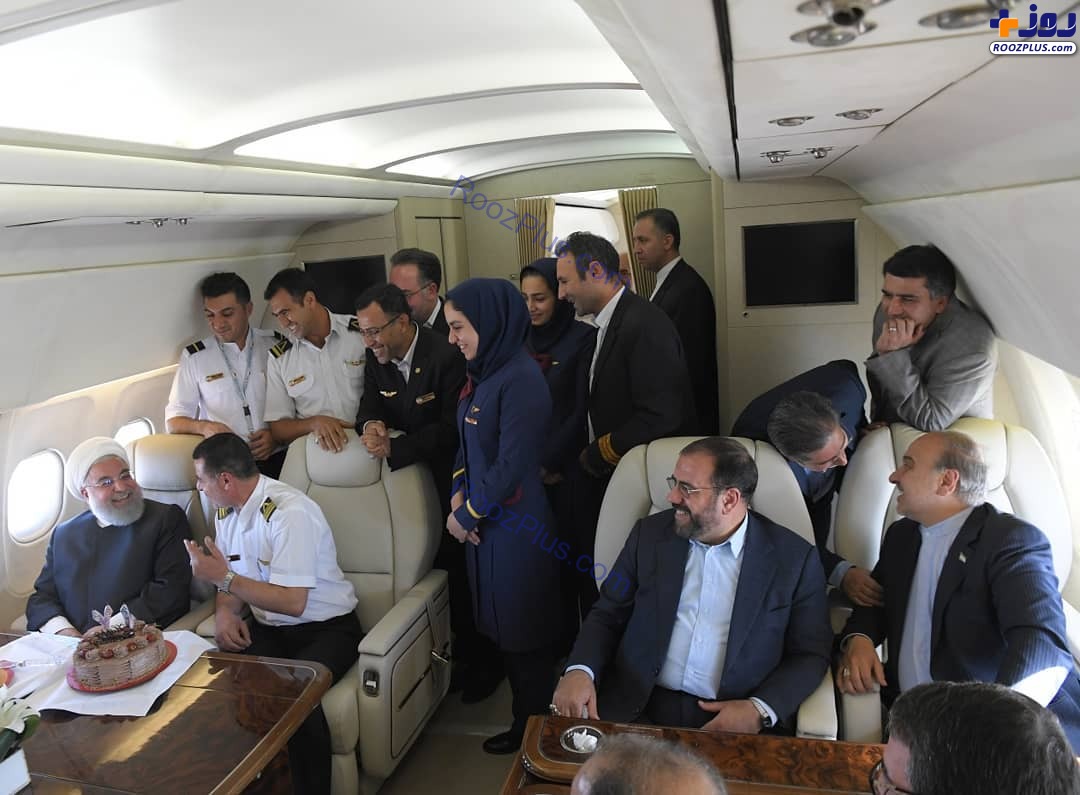 سورپرایز حسن روحانی برای جشن تولد 71 سالگی‌اش در هواپیما
