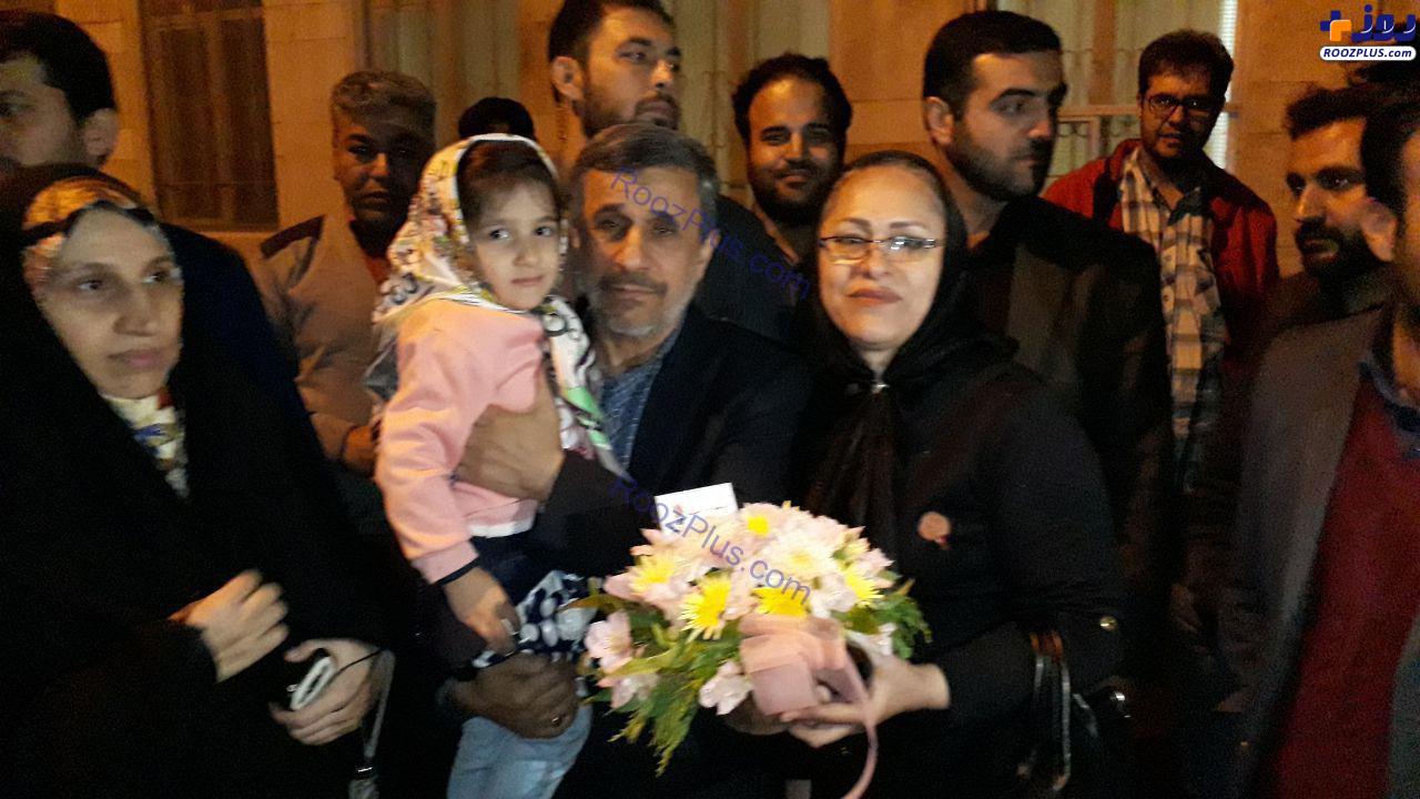 عکس/ جشن تولد احمدی نژاد در نارمک توسط جمعی از دوستدارانش
