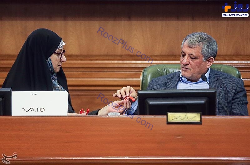 عکس/ توزیع روبان های قرمز در شورای شهر تهران