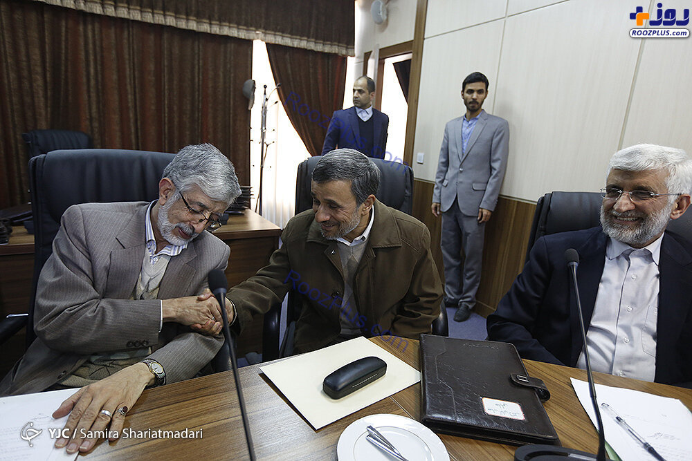 عکس/حالت چهره دو فعال اصولگرا در زمان حضور احمدی نژاد در کنارشان