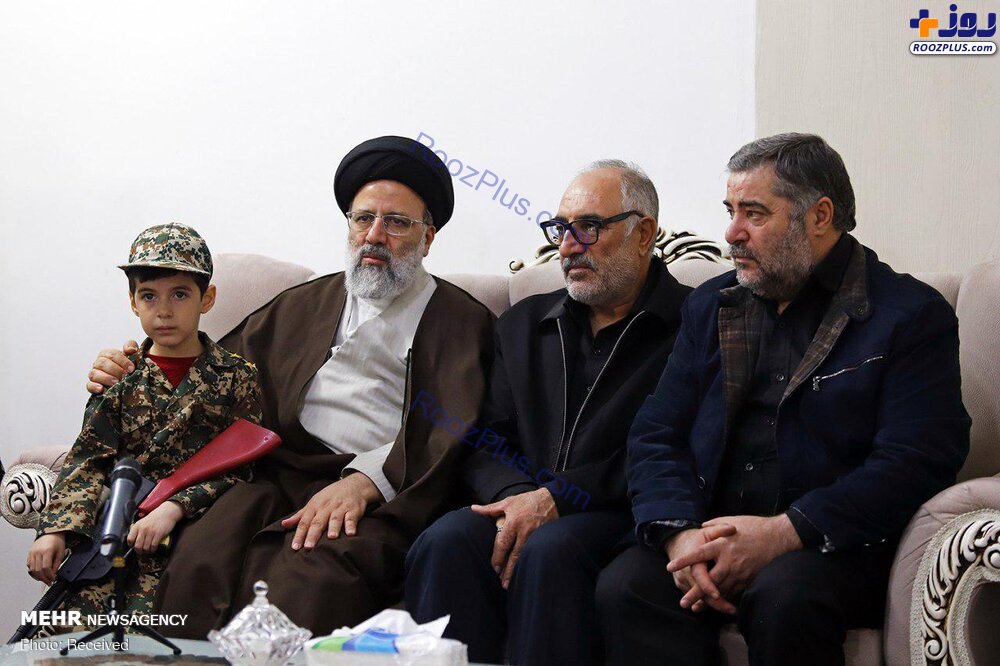 عکس/حضور رئیسی در منزل شهید مرتضی ابراهیمی