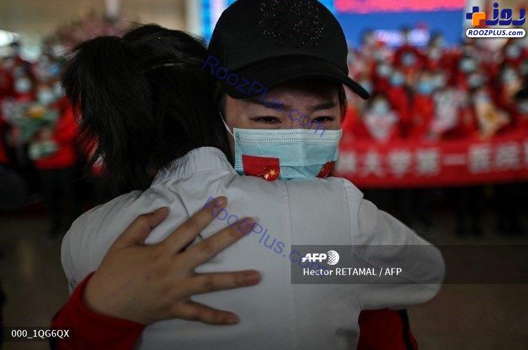 در آغوش گرفتن ها پس از ۷۶ روز قرنطینه در ووهان چین +عکس