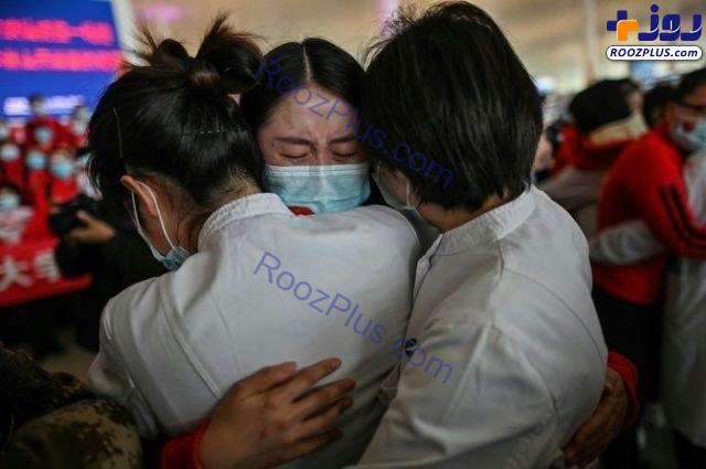 در آغوش گرفتن ها پس از ۷۶ روز قرنطینه در ووهان چین +عکس