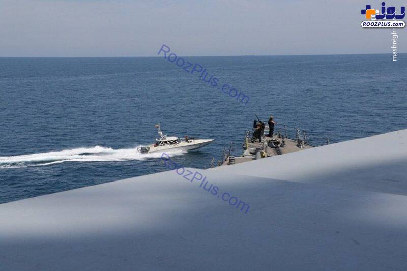 احاطه ناو آمریکایی توسط قایق‌های سپاه +عکس