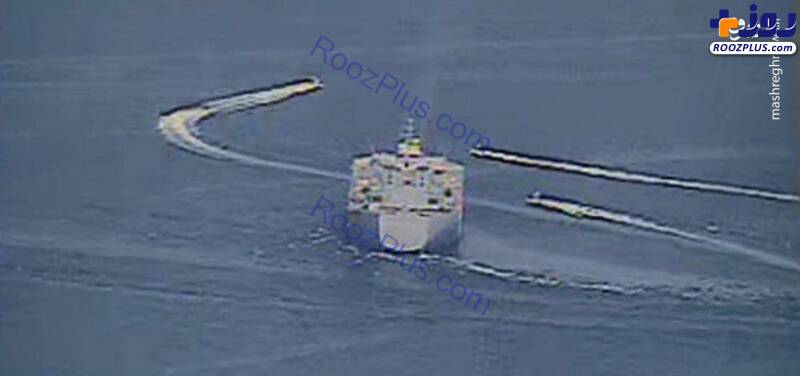 عکس/ احاطه ناو آمریکایی توسط قایق‌های سپاه