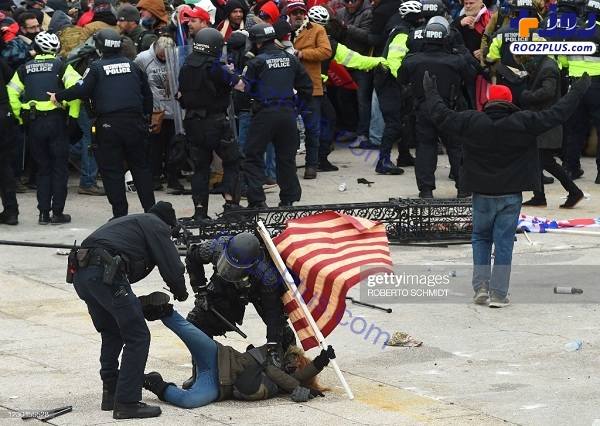 درگیری پلیس آمریکا با یک زن معترض +عکس