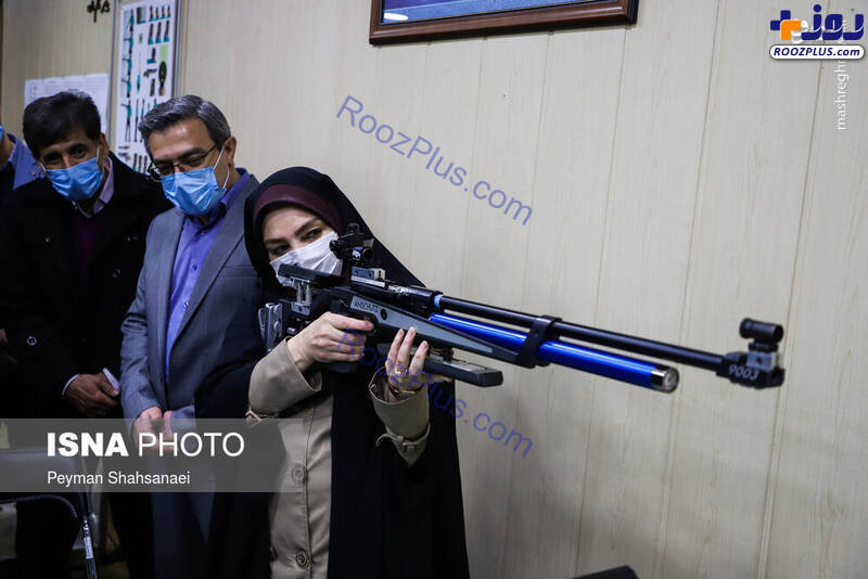 سخنگوی وزارت بهداشت در حال شلیک+عکس