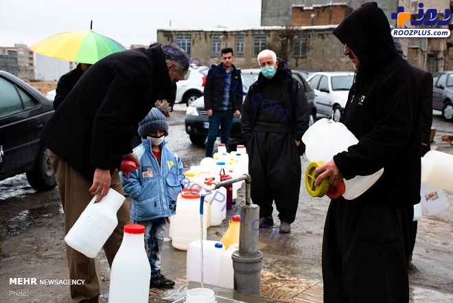 صف مردم سنندج برای تهیه آب شرب سالم + عکس