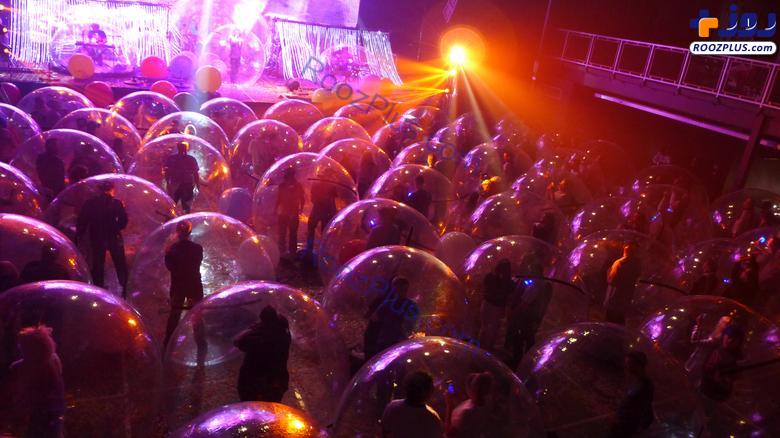عکس/شرکت کنندگان کنسرت داخل حباب!