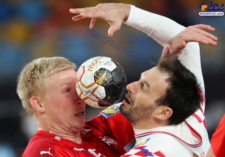 عکس/صحنه ای عجیب از نزاع دو بازیکن هندبال تیم ملی دانمارک و کرواسی