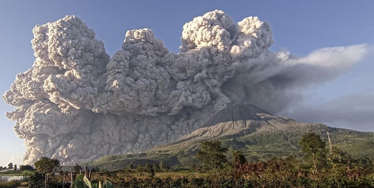 فوران خاکستر از کوه آتشفشانی در اندونزی/ هشدار سطح دوم خطرناک صادر شد