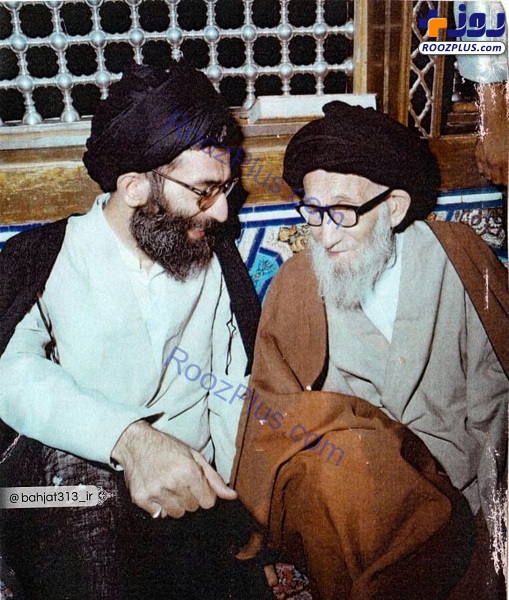 تصویری از رهبر انقلاب در کنار پدرشان