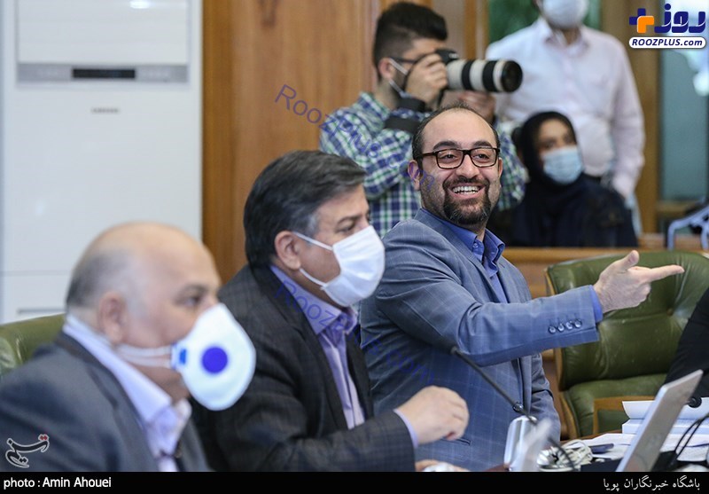 عضو شورای شهر تهران بدون دستکش و ماسک!