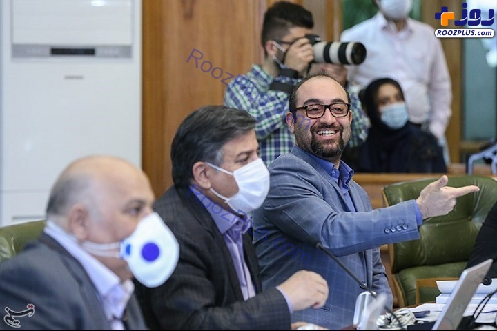 عکس/ عضو شورای شهر تهران بدون دستکش و ماسک!