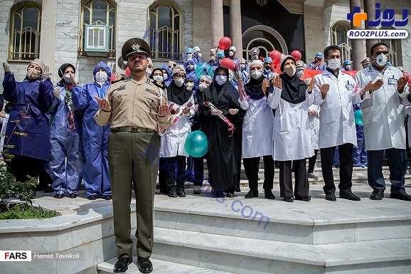 توسل مدافعان سلامت به پرچم حرم امام حسین(ع)+عکس