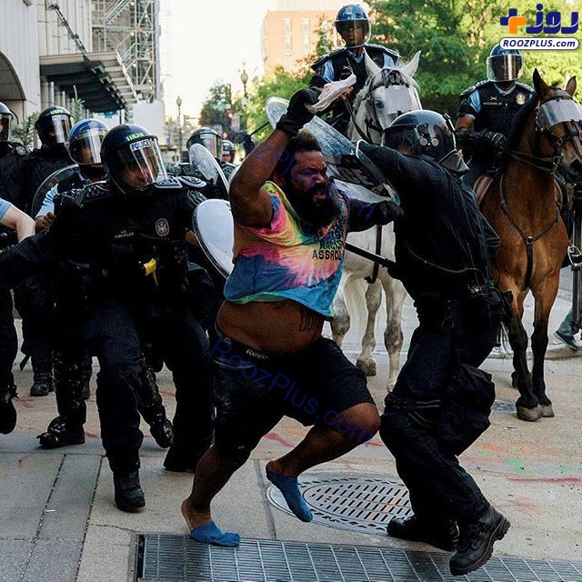 عکس/جنگ تن به تن پلیس و معترض در آمریکا