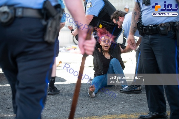 عکس/رفتار خشن پلیس آمریکا هنگام بازداشت یک زن معترض