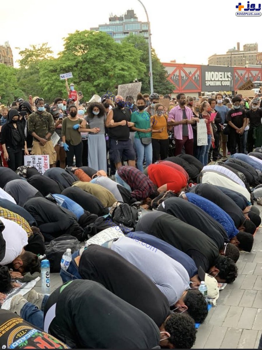 حلقه محافظت معترضان آمریکایی به دور مسلمانان هنگام نماز/عکس
