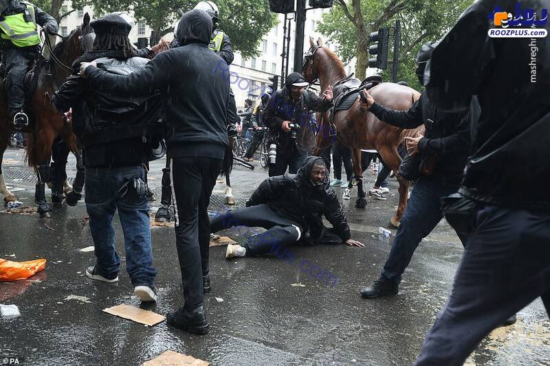 وحشیگری پلیس اسب‌سوار لندن در خیابان ها/عکس
