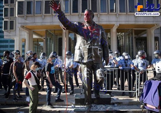 حمله تظاهرات‌کنندگان آمریکایی به مجسمه‌ شخصیت‌های نژادپرست +عکس