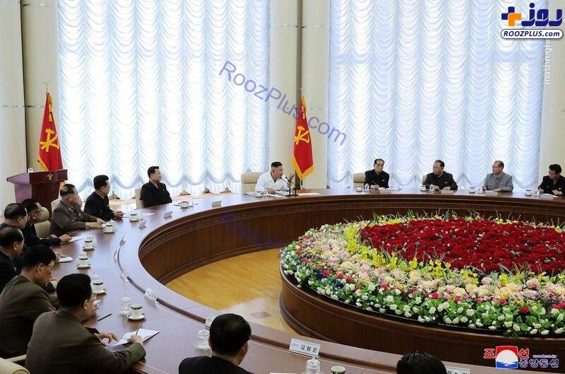 رهبر کره شمالی در در جلسه دفتر سیاسی حزب/عکس