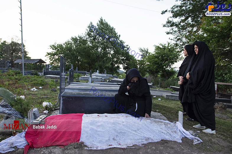 اشک‌های مادر رومینا بر سر قبر دخترش+عکس