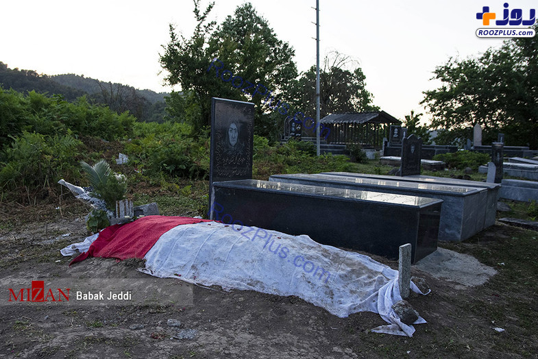 اشک‌های مادر رومینا بر سر قبر دخترش+عکس