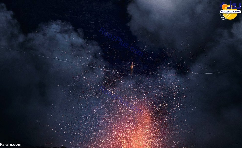 عبور دو بندباز از دهانه آتشفشان در حال فوران! +عکس