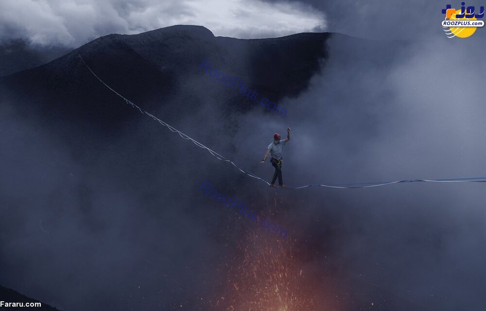 عبور دو بندباز از دهانه آتشفشان در حال فوران! +عکس