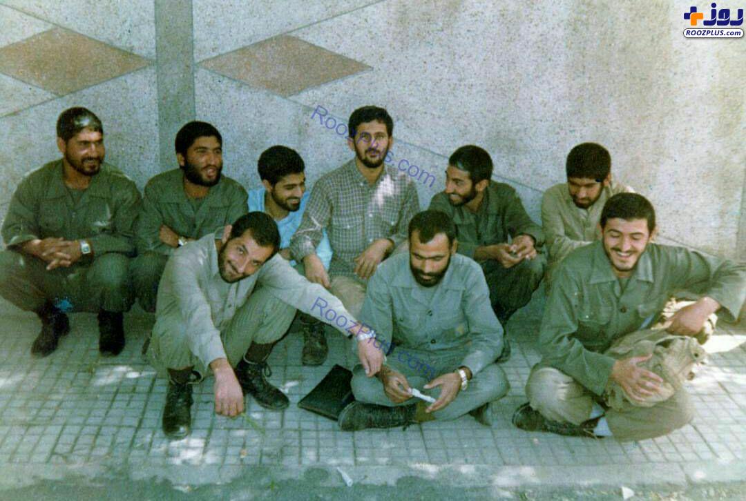 عکس/تصویر کمتر دیده شده از شهید حاج قاسم سلیمانی در کنار سرداران انقلاب