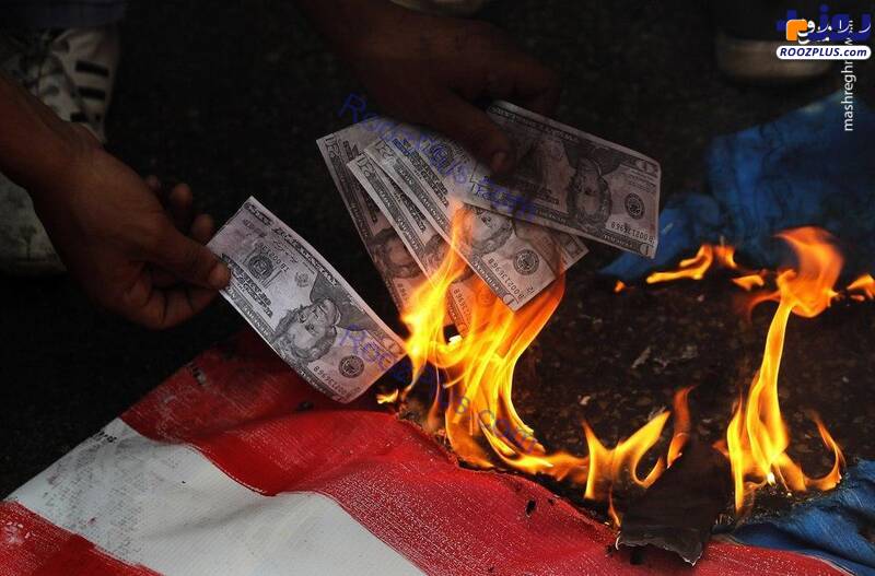 آتش زدن دلار مقابل سفارت آمریکا +عکس