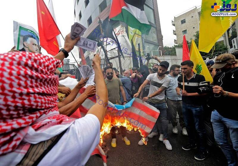 آتش زدن دلار مقابل سفارت آمریکا +عکس