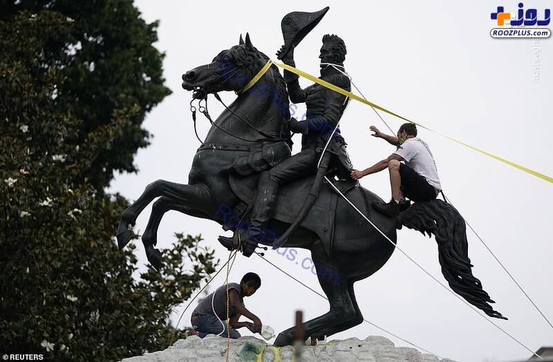 تلاش معترضان برای تخریب مجسمه رئیس جمهور آمریکا+عکس