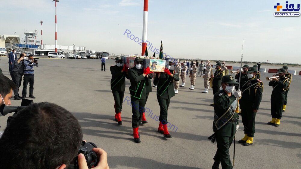 ورود پیکر شهید نسیم افغانی به فرودگاه مشهد/عکس