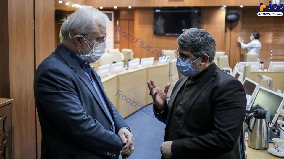 عکس/شیوه جالب ماسک زدن وزیر بهداشت در نشست با مداحان
