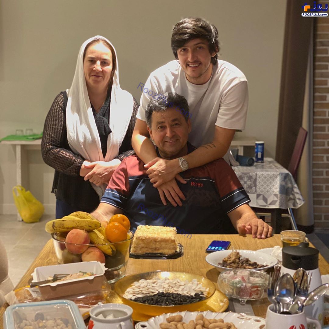 سردار آزمون در کنار پدر و مادرش +عکس
