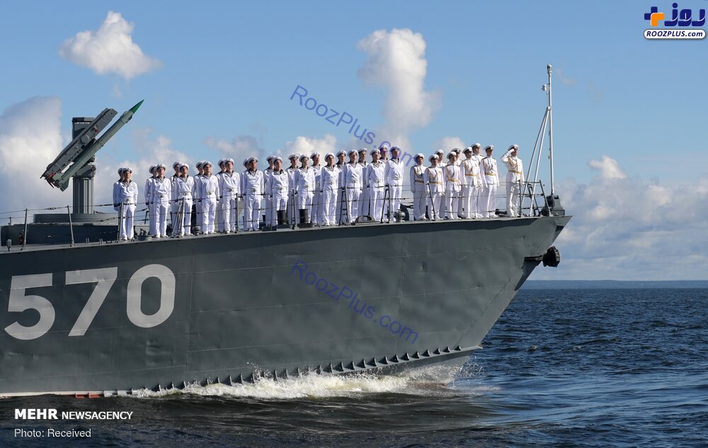 پوتین در مراسم روز نیروی دریایی روسیه +عکس