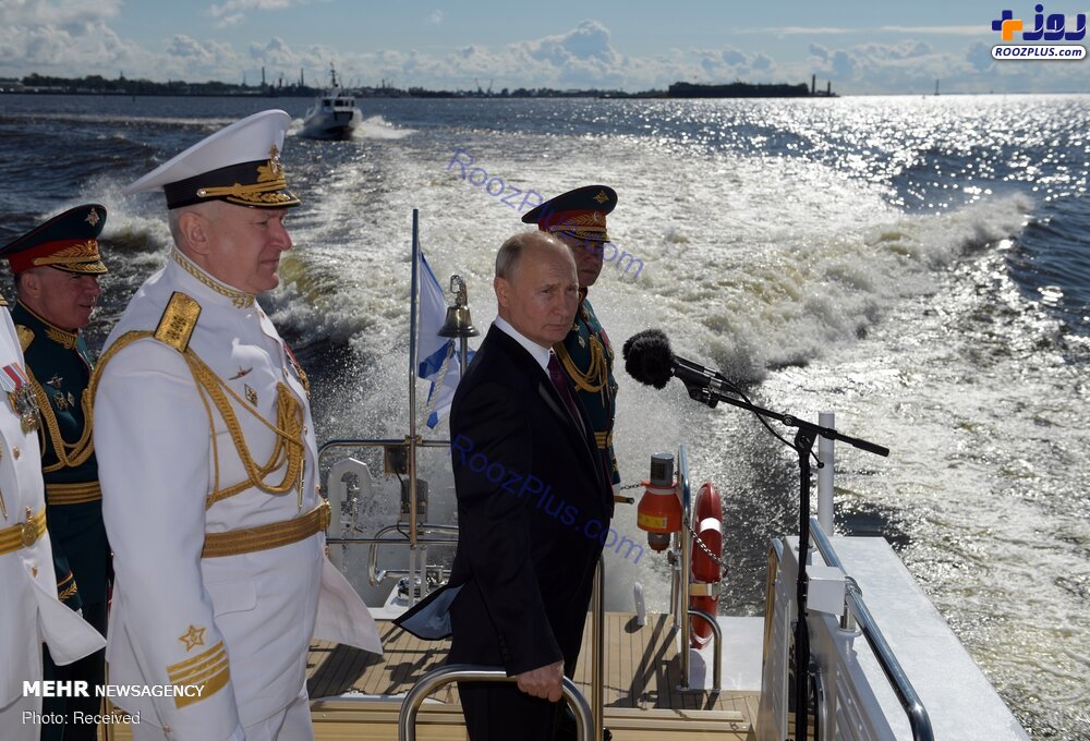 پوتین در مراسم روز نیروی دریایی روسیه +عکس