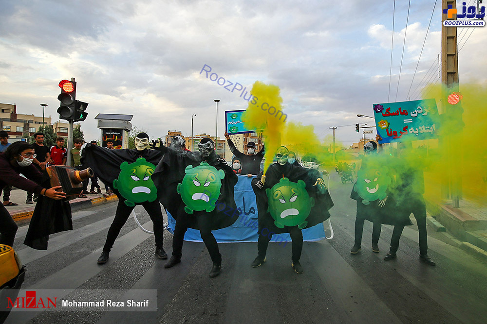 افرادی با تن پوش‌های هیولای کرونا در اصفهان +عکس