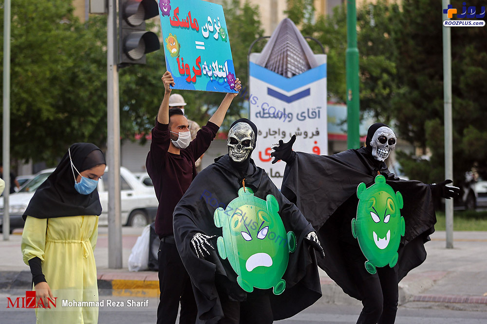 افرادی با تن پوش‌های هیولای کرونا در اصفهان +عکس