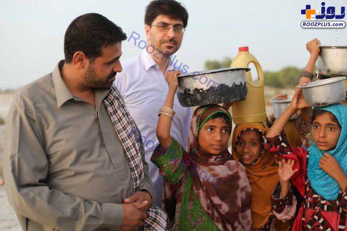 آب آشامیدنی مردم سیستان و بلوچستان در دستان نماینده مجلس +عکس