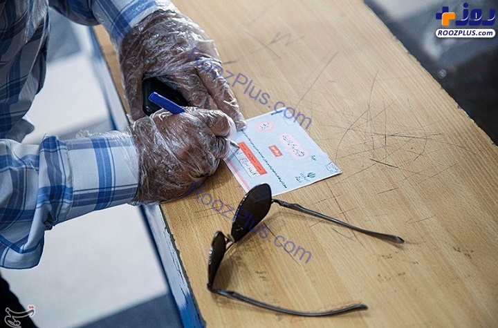 عکس/ پای صندوق رای با لباس سنتی